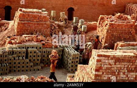 Brick Brennofen Aussprache . Brick Brennofen in bangladesch . Alle Armen Mann & Frauen sind hart arbeiten in Bricks Factory for Food . Stockfoto