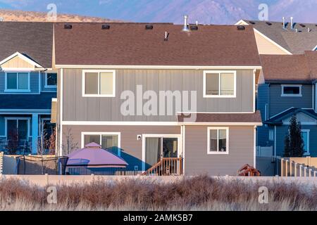 Hinterhof mit Einzäunung eines einfachen zweistöckigen Hauses Stockfoto