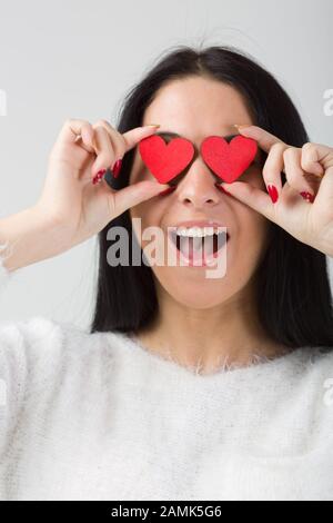 Frau hält rotes Herzporträt Stockfoto