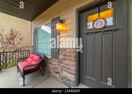 Bunte rote Bank vor einem städtischen Haus Stockfoto