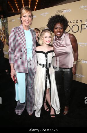 Los Angeles, Ca. Januar 2020. Allison Janney, Mckenna Grace, Viola Davis, in der Premiere Von Amazon Studios "Troop Zero" in Pacific Theatres in The Grove in Los Angeles, Kalifornien am 13. Januar 2020. Kredit: Faye Sadou/Media Punch/Alamy Live News Stockfoto