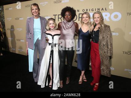 Los Angeles, Ca. Januar 2020. Allison Janney, McKenna Grace, Viola Davis, Lucy Alibar, Jennifer Salke, in der Premiere Von Amazon Studios "Troop Zero" in Pacific Theatres in The Grove in Los Angeles, Kalifornien am 13. Januar 2020. Kredit: Faye Sadou/Media Punch/Alamy Live News Stockfoto