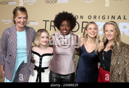 Los Angeles, Ca. Januar 2020. Allison Janney, McKenna Grace, Viola Davis, Lucy Alibar, Jennifer Salke, in der Premiere Von Amazon Studios "Troop Zero" in Pacific Theatres in The Grove in Los Angeles, Kalifornien am 13. Januar 2020. Kredit: Faye Sadou/Media Punch/Alamy Live News Stockfoto