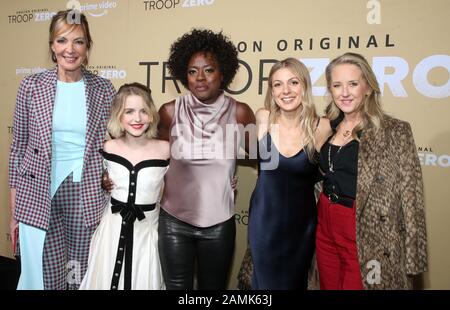 Los Angeles, Ca. Januar 2020. Allison Janney, McKenna Grace, Viola Davis, Lucy Alibar, Jennifer Salke, in der Premiere Von Amazon Studios "Troop Zero" in Pacific Theatres in The Grove in Los Angeles, Kalifornien am 13. Januar 2020. Kredit: Faye Sadou/Media Punch/Alamy Live News Stockfoto