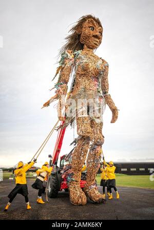 Puppenspieler von Vision Mechanic probten mit Schottlands größter Marionette, einer zehn Meter hohen Meeresgöttin namens Storm, auf dem Gelände des Flugmuseums East Lothian. Storm, der vollständig aus recyceltem Material hergestellt wurde, wurde vor seinem Debüt auf den Celtic Connections Costal Day Feiern in Glasgow an diesem Wochenende vorgestellt. Stockfoto