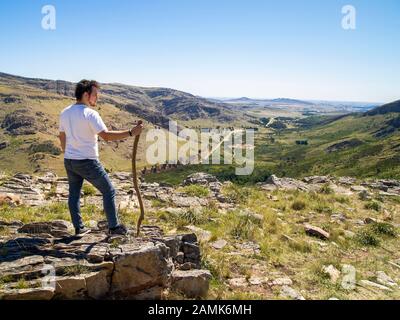 Junger Wanderer, der die Aussicht in Cerro Bahía Blanca, Sierra de la Ventana, Buenos Aires, Argentinien betrachtet. Stockfoto