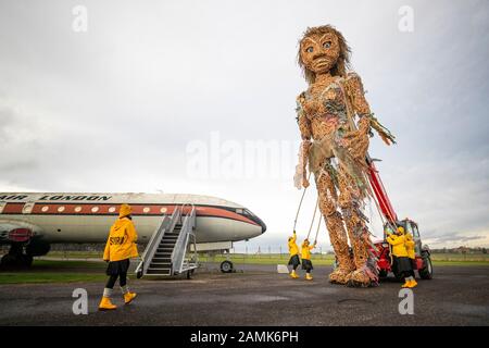 Puppenspieler von Vision Mechanic probten mit Schottlands größter Marionette, einer zehn Meter hohen Meeresgöttin namens Storm, auf dem Gelände des Flugmuseums East Lothian. Storm, der vollständig aus recyceltem Material hergestellt wurde, wurde vor seinem Debüt auf den Celtic Connections Costal Day Feiern in Glasgow an diesem Wochenende vorgestellt. Stockfoto