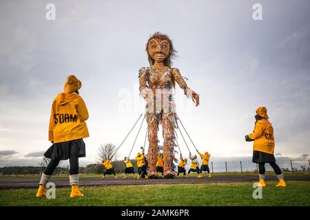 Puppenspieler von Vision Mechanic probten mit Schottlands größter Marionette, einer zehn Meter hohen Meeresgöttin namens Storm, auf dem Gelände des Flugmuseums East Lothian. Storm, der vollständig aus recyceltem Material hergestellt wurde, wurde vor seinem Debüt auf den Celtic Connections Costal Day Feiern in Glasgow an diesem Wochenende vorgestellt. Stockfoto