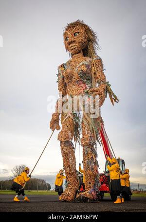 Puppenspieler von Vision Mechanic probten mit Schottlands größter Marionette, einer zehn Meter hohen Meeresgöttin namens Storm, auf dem Gelände des Flugmuseums East Lothian. Storm, der vollständig aus recyceltem Material hergestellt wurde, wurde vor seinem Debüt auf den Celtic Connections Costal Day Feiern in Glasgow an diesem Wochenende vorgestellt. Stockfoto