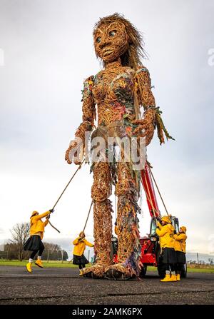 Puppenspieler von Vision Mechanic probten mit Schottlands größter Marionette, einer zehn Meter hohen Meeresgöttin namens Storm, auf dem Gelände des Flugmuseums East Lothian. Storm, der vollständig aus recyceltem Material hergestellt wurde, wurde vor seinem Debüt auf den Celtic Connections Costal Day Feiern in Glasgow an diesem Wochenende vorgestellt. Stockfoto