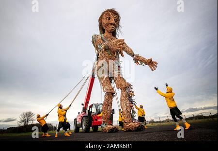 Puppenspieler von Vision Mechanic probten mit Schottlands größter Marionette, einer zehn Meter hohen Meeresgöttin namens Storm, auf dem Gelände des Flugmuseums East Lothian. Storm, der vollständig aus recyceltem Material hergestellt wurde, wurde vor seinem Debüt auf den Celtic Connections Costal Day Feiern in Glasgow an diesem Wochenende vorgestellt. Stockfoto