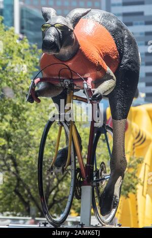 Adelaide, Australien. Januar 2020. Ein gigantisches Känguru, das mit einem Fahrrad fährt, wird auf einem offiziellen Tourwagen zur Vorbereitung der Tour Down Under Cycliste angezeigt, die am 21. Januar in und um Adelaide, South Australia, beginnt und 17 Teams der Welt der Radfahrer umfasst. Credit: Amer Ghazzal/Alamy Live News Stockfoto