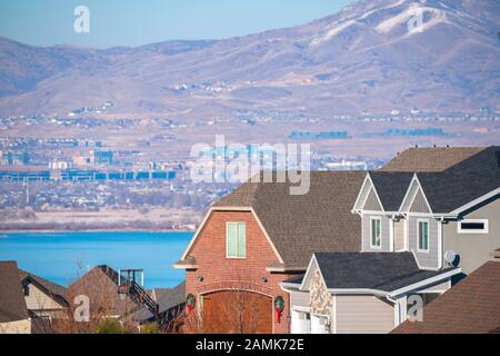 Dächer von Häusern mit Blick auf den Utah Lake Stockfoto