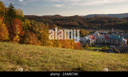 Dorf in Mont-Tremblant im Herbst, Quebec, Kanada Stockfoto