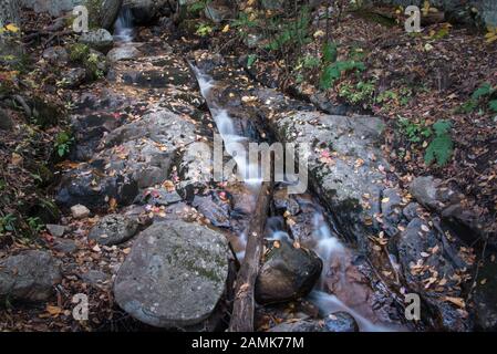 Strom mit verfallenen Herbstlaub in Mont-Tremblant, Quebec, Kanada Stockfoto