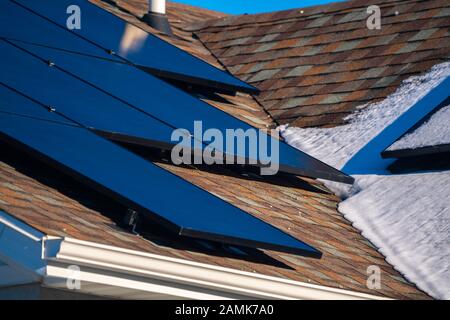 Details zu Solar-Fotovoltaikanlagen Stockfoto