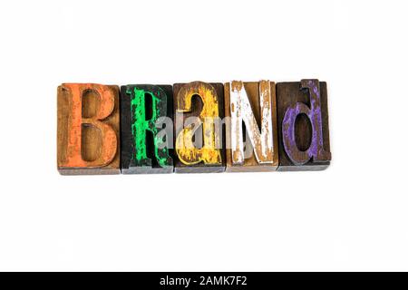 Marke. Marketing, Vertrauen, Identität und Logo, abstrakter Hintergrund. Farbige Holzbuchstaben auf weißem Hintergrund Stockfoto
