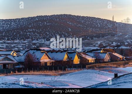 Gemütliche amerikanische Stadt im Tal im Winter Stockfoto