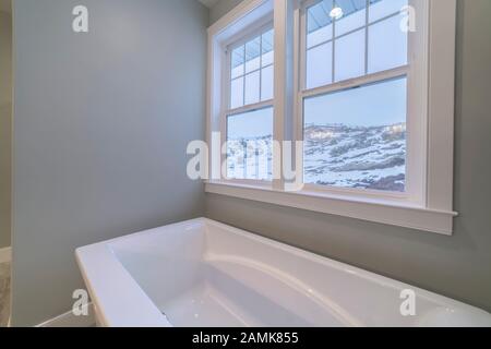 Blick von einer Badewanne in einer verschneiten Winterlandschaft Stockfoto