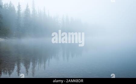 Misty Morning at Pyramid Lake in Jasper National Park, Canadian Rockies Stockfoto