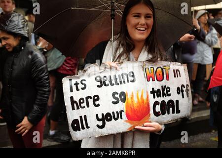 Protest: Sack Scomo - Fund the Fires - Klimaschutz jetzt (VIC). Trotz des Regens schätzte sich die Zahl der Proteste auf 40.000. Stockfoto