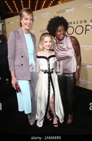 13. Januar 2020 - Los Angeles, Kalifornien - Allison Janney, Mckenna Grace, Viola Davis. Die Premiere Von Amazon Studios 'Troop Zero' fand in den Pazifiktheatern in The Grove statt. (Kreditbild: © Fs/AdMedia über ZUMA Wire) Stockfoto