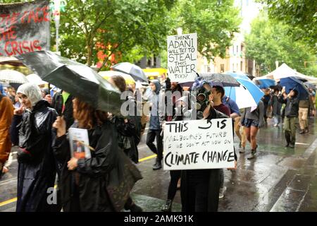 Protest: Sack Scomo - Fund the Fires - Klimaschutz jetzt (VIC). Trotz des Regens schätzte sich die Zahl der Proteste auf 40.000. Stockfoto