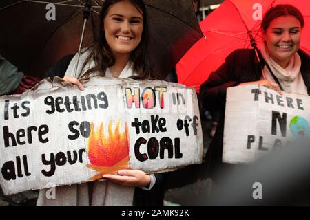 Protest: Sack Scomo - Fund the Fires - Klimaschutz jetzt (VIC). Trotz des Regens schätzte sich die Zahl der Proteste auf 40.000. Stockfoto