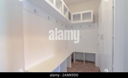 Panorama-Innenraum eines schmalen weißen Raumes mit leeren Regalen Stockfoto