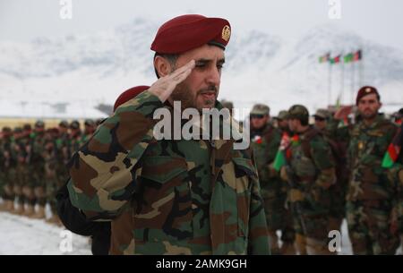 Kabul, Afghanistan. Januar 2020. Afghanische Kommandostuppenmitglieder nehmen am 13. Januar 2020 an ihrer Abschlussfeier im Afghanistan National Army Special Operations Corps in Kabul, der Hauptstadt Afghanistans, Teil. Insgesamt 1.123 neue Kadetten haben eine Kommando-Schule abgeschlossen und der afghanischen nationalen Armee beigetreten, sagte das afghanische Verteidigungsministerium am Dienstag. Kredit: Rahmatullah Alizadah/Xinhua/Alamy Live News Stockfoto