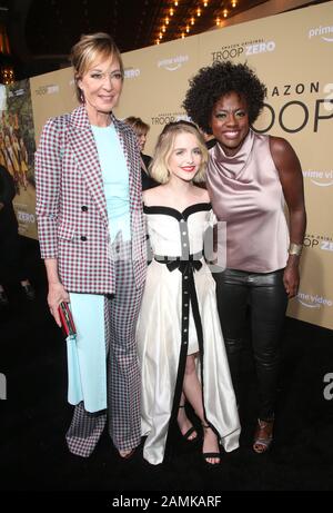 13. Januar 2020 - Los Angeles, Kalifornien - Allison Janney, Mckenna Grace, Viola Davis. Die Premiere Von Amazon Studios 'Troop Zero' fand in den Pazifiktheatern in The Grove statt. (Kreditbild: © Fs/AdMedia über ZUMA Wire) Stockfoto