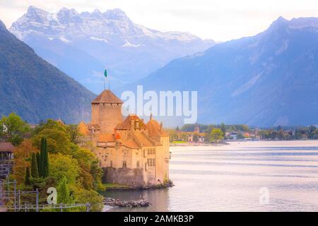 Montreux, Schweiz Sonnenuntergang auf Schloss Chillon am Leman-See Stockfoto