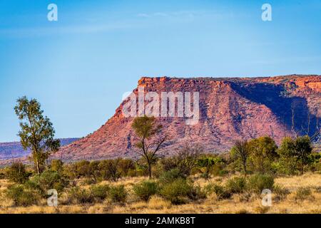 Sonnenuntergang im Carmichael's Crag und die George Gill Range vom Kings Canyon Resort aus. Northern Territory, Australien Stockfoto