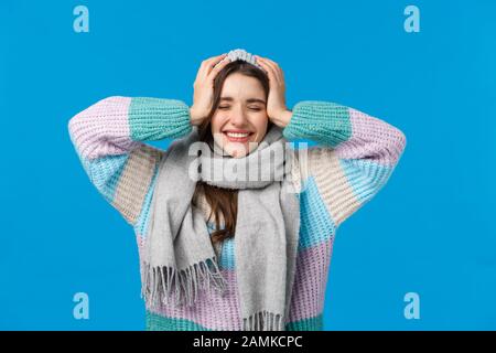 Kann nicht glauben, dass Träume wahr werden, weihnachtswunder, Neujahrskonzept. Attraktive fröhliche Brunette-Frau im Winter-Pullover, Schal und jat, Augen schließen Stockfoto