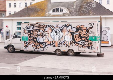 Graffiti bedeckt, van Naschmarkt, Wien, Österreich. Stockfoto