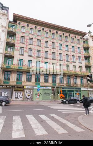 Die Majolikahaus (Majolica) Wohnungen an der 40 linken Wienzeile, die von Otto Wagner 1899 entworfen wurden, Naschmarkt, Wien, Österreich. Stockfoto