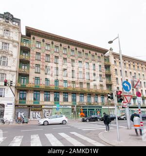 Die Majolikahaus (Majolica) Wohnungen an der 40 linken Wienzeile, die von Otto Wagner 1899 entworfen wurden, Naschmarkt, Wien, Österreich. Stockfoto