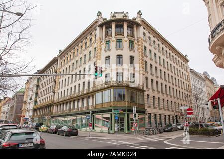 Die Majolikahaus (Majolica) Wohnungen an der 40 linken Wienzeile, die von Otto Wagner 1899 entworfen wurden, Naschmarkt, Wien, Österreich. Stockfoto