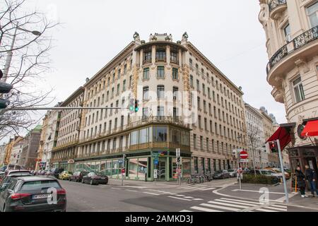 Die Majolikahaus (Majolica) Wohnungen an der 40 linken Wienzeile, die von Otto Wagner 1899 entworfen wurden, Naschmarkt, Wien, Österreich. Stockfoto