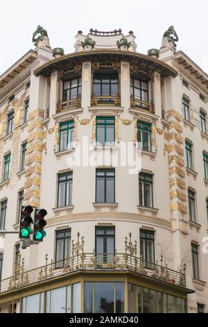 Die Majolikahaus (Majolica) Wohnungen an der 40 linken Wienzeile, die von Otto Wagner 1899 entworfen wurden, Naschmarkt, Wien, Österreich. Stockfoto