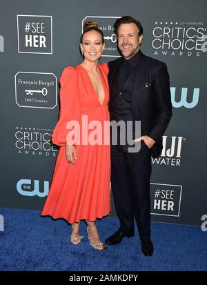 Santa MONICA, CA - 12. JANUAR: Olivia Wilde und Jason Sudeikis nehmen am 12. Januar 2020 in Santa Monica, Kalifornien, an den 25th Annual Critics' Choice Awards im Barker Hangar teilzunehmen. Stockfoto