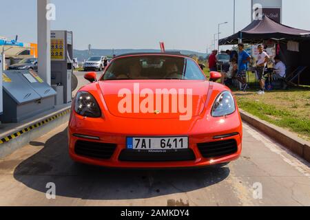 Bratislava, Slowakei - 29. August 2019: Porsche 718 Boxster Sportwagen in einer Tankstelle in Bratislava geparkt Stockfoto