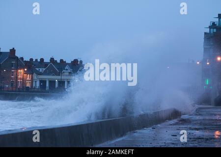 Porthcawl, South Wales, Großbritannien. Januar 2020. Wetter in Großbritannien: Heute Morgen stürzen riesige Wellen über die Küste, da starker Regen und 80-km/h-Böen von Storm Brendan das Land weiterhin treffen. Kredit: Andrew Bartlett/Alamy Live News. Stockfoto