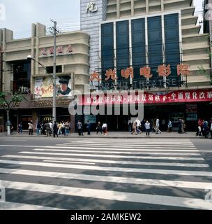 Das Grand Theatre an der Nanking Road in Shanghai, China 1980er Jahre. Grand Theatre an der Nanjing Road in Shanghai, China 1980er Jahre. Stockfoto