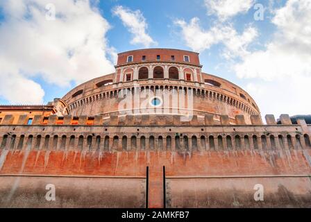 Mausoleum von Hadrian, bekannt als Engelsburg in Rom, Italien. Stockfoto