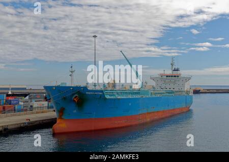 Die Minerva Antonia, ein kleiner Öltanker, der an einem Novembermorgen am Hafen von Las Palmas auf Gran Canaria entlang des Kais vermauerte. Stockfoto