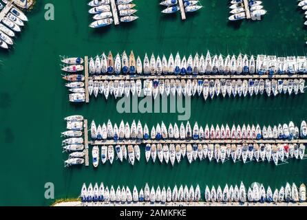 Antenne overhead Blick auf Yachten in der Marina in der Stadt Biograd na Moru, Adria in Kroatien Stockfoto