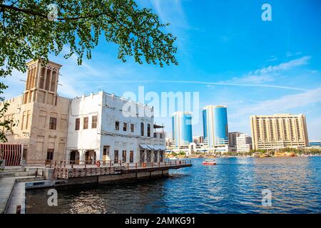 Reiche berühmte Scraper und Yachten auf dem Seekanal Stockfoto