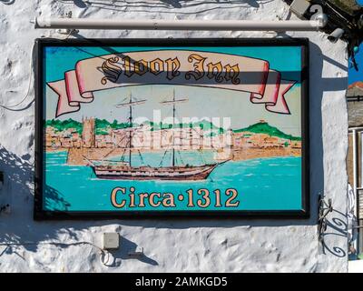 "Die Sloop Inn 'alte Handbemalte pub Zeichen der Zugehörigkeit zu einer der ältesten Gasthöfe in Cornwall (ca. 1312), St Ives, Cornwall, England, Großbritannien Stockfoto