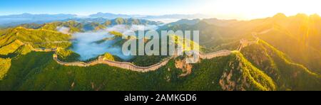 Die Chinesische Mauer bei Sonnenaufgang, Panoramaaussicht Stockfoto